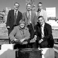 Abellio-Geschäftsführer Ronald Lünser und Oberbürgermeisterin Beate Wilding legen gemeinsam den symbolischen Grundstein der Abellio-Betriebsstelle. Hinter ihnen stehen der Abellio-Projektleiter Sascha Zuk, Geschäftsführer der Projektgesellschaft Hauptbahnhof Remscheid Dipl.-Ing. Werner Wirtz und Dipl.-Ing. Gunter Breidbach, Projektleiter der Stadt Remscheid (v. l. n. r) - Foto Abellio