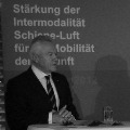 Durch die verbesserte Vernetzung von Schienen- und Luftverkehr können erhebliche volkswirtschaftliche Effekte erzielt werden. Bei einem von Klaus-Peter Siegloch (rechts) moderierten Fachgespräch im Berliner BahnTower stellten der Vorstandsvorsitzende der Deutschen Bahn AG, Dr. Rüdiger Grube (links), und  der Vorsitzende Geschäftsführung der Flughafen München GmbH, Dr. Michael Kerkloh (Mitte), die Ergebnisse einer neuen Studie vor, die den Nutzen der Intermodalität Schiene-Luft bundesweit auf jährlich 268 Millionen Euro veranschlagt. - Foto Airport Munich