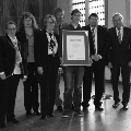 Mit dem Zertifikat (v.l.): Andrea Krause, Helene Geuer (beide HGK), Roswitha Stock, Dr. Witich Roßmann (beide BA), HGK-Azubi Stephan Smirnoff, Vorstandssprecher Horst Leonhardt, Oberbürgermeister Jürgen Roters. 