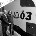 Loktaufe: Mag. Manfred Oschounig, Geschäftsführer ÖBB-Werbung GmbH und Mag. Sandra König, Ö3-Wecker-Moderatorin, taufen die Ö3-Lok - Foto ÖBB Zenger