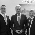Zufrieden mit dem Verlauf der Reise und den Gesprächen: Jochen Riepl (links im Bild, Geschäftsführer RAIL.ONE GmbH), Bundesverkehrsminister Dr. Peter Ramsauer (Mitte) und Alois Karl (rechts im Bild, Mitglied des Deutschen Bundestags) Quellenangabe: BMVBS