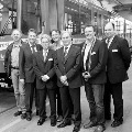 (v. li.) Die Aufsichtsräte Rolf Beu und Oberbürgermeister Jürgen Nimptsch, SWB-Geschäftsführer Jürgen Mohr, die Aufsichtsratsvorsitzenden Werner Esser und Dr. Klaus Peter Gilles sowie die SWB-Geschäftsführer Heinz Jürgen Reining und Marco Westphal präsentieren den ersten modernisierten B-Wagen.