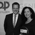 Regine Siemann, Head of Global Employer Branding bei Tognum, nimmt den Award “Top-Arbeitgeber Ingenieure 2012” von David Plink, CEO des CRF-Instituts, entgegen.  - Foto Tognum